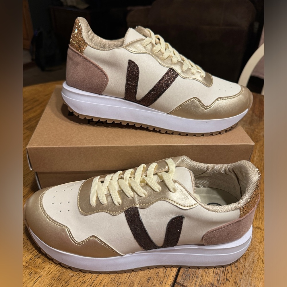Adorable Style Trending Ladies Tennis Sz 9. Brand New